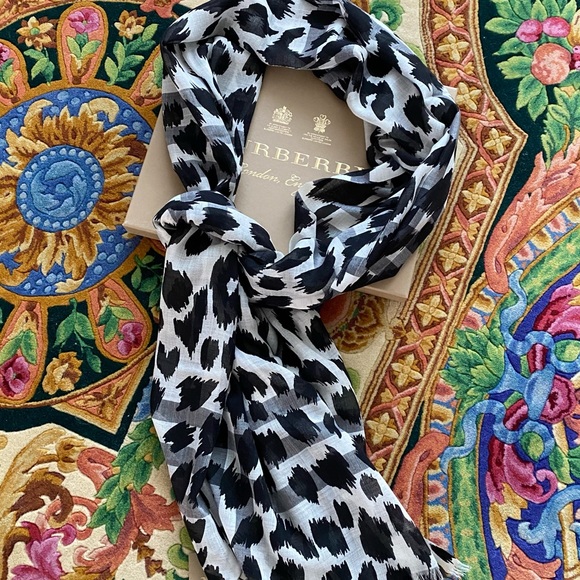 Authentic Burberry sketched animal gauze scarf - Picture 3 of 8